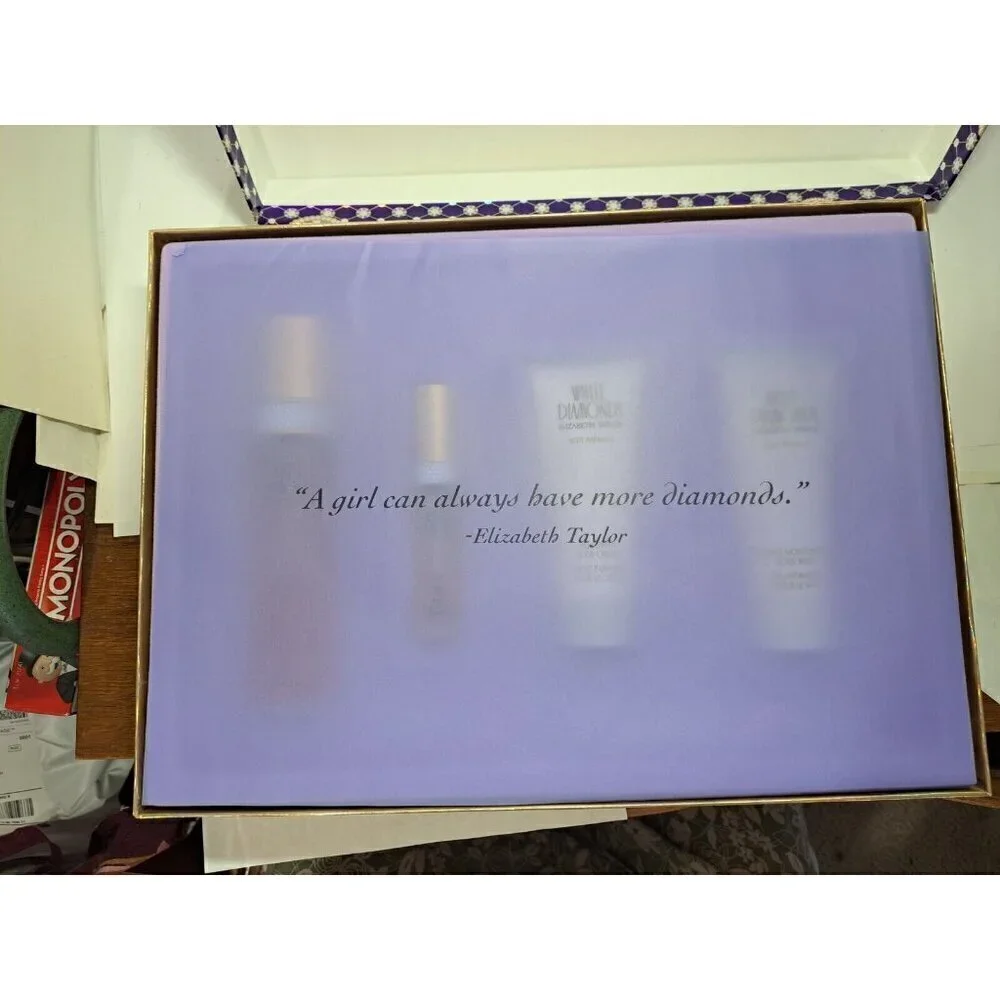 Elizabeth Taylor White Diamonds Gift Set Includes 2 Perfumes/Lotion/Body Wash